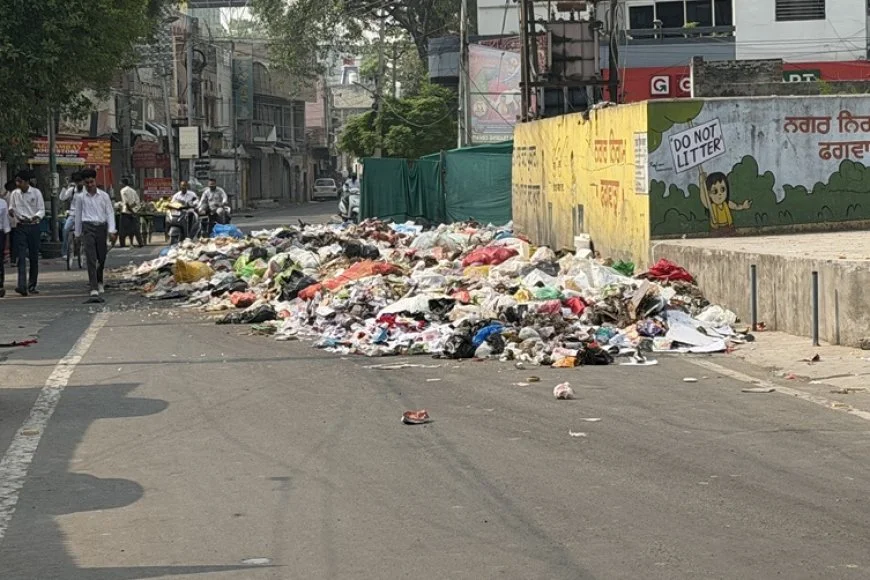 Phagwara: सफाई कर्मियों की हड़ताल से फगवाड़ा में जगह-जगह गंदगी के ढेर