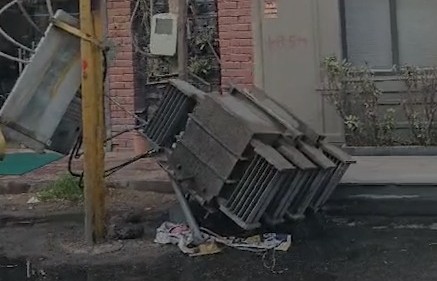 Ludhiana: भारत नगर चौक नजदीक सड़क के बीच लगा ट्रांसफार्मर लोगों के लिए बना मुसीबत