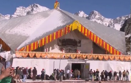 225 दिन बाद खुले हेमकुंड साहिब के कपाट, 5 क्विंटल फूलों से सजा धाम, 3000 श्रद्धालुओं ने किए दर्शन