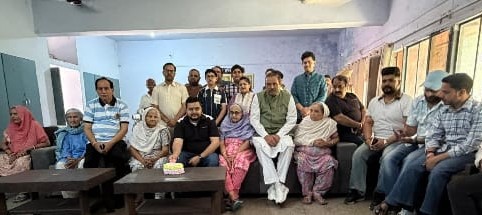 Hoshiarpur: ओहरी ने वृद्ध आश्रम और कुष्ट आश्रम में सेवा करके सादे और प्रेरणास्रोत ढंग से मनाया जन्मदिन