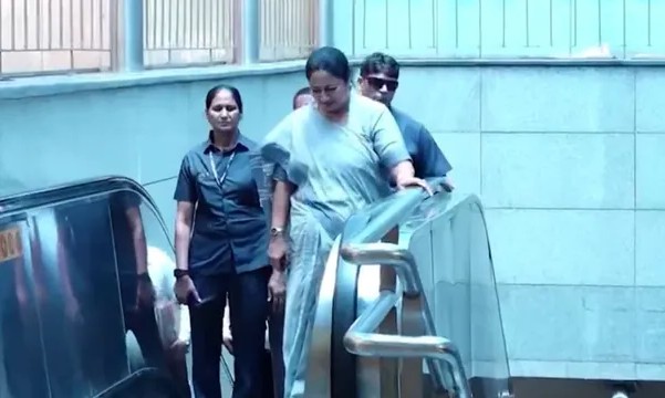 New Delhi: मुख्यमंत्री रेखा गुप्ता ने अपनाया पब्लिक ट्रांसपोर्ट, मेट्रो और बस में सफर कर सचिवालय पहुंचीं