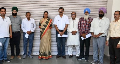 Hoshiarpur: जिला चुनाव अधिकारी द्वारा ई.वी.एम. वेयरहाउस की मासिक पड़ताल, लॉग बुक, एंट्री रजिस्टर किए चेक