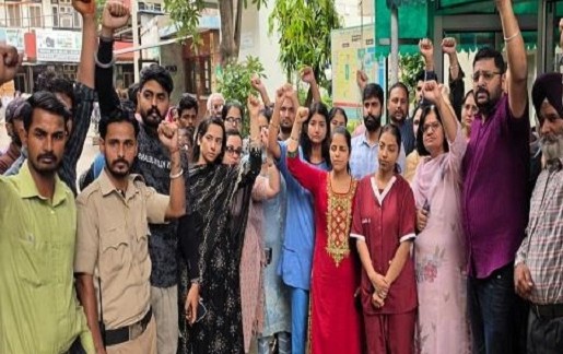 Derabassi: अज्ञात व्यक्तियों द्वारा किए गए हमले के विरोध में डॉक्टर सड़कों पर, सिविल अस्पताल की OPD सेवाएं बंद