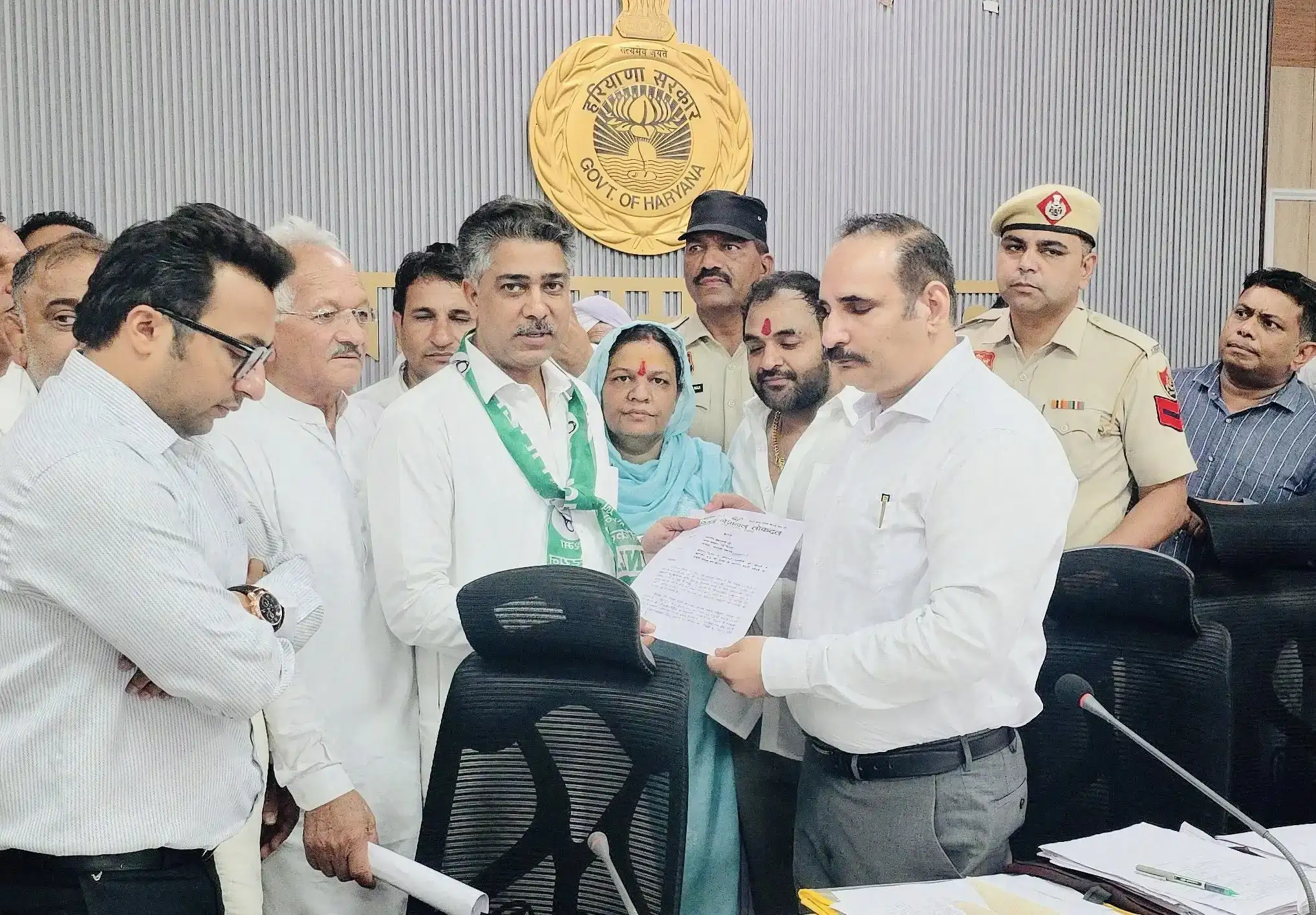 Palwal: पलवल में इनेलो का विरोध प्रदर्शन, सरकार पर साधा निशाना, प्रशासन को सौंपा ज्ञापन