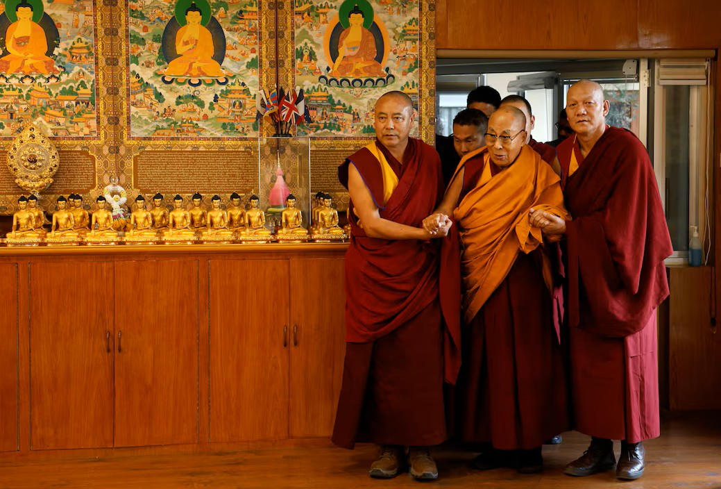 Dharamshala: दलाई लामा के स्वास्थ्य को लेकर अपडेट, घुटने के इलाज के लिए शुक्रवार को दिल्ली का रुख करेंगे
