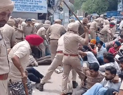 नौकरी के लिए धरना दे रहे लोगों पर लाठीचार्ज, 10 हिरासत में लिए