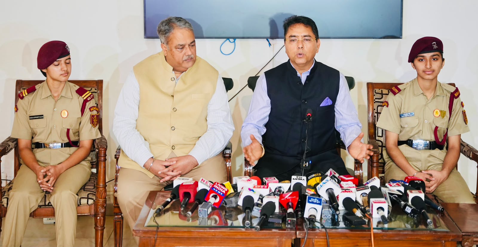 अमन अरोड़ा द्वारा एयर फोर्स अकादमी और एनडीए मेरिट सूची में शानदार उपलब्धियां हासिल करने वाली माई भागो प्रिपरेटरी इंस्टीट्यूट की महिला कैडेटों का सम्मान