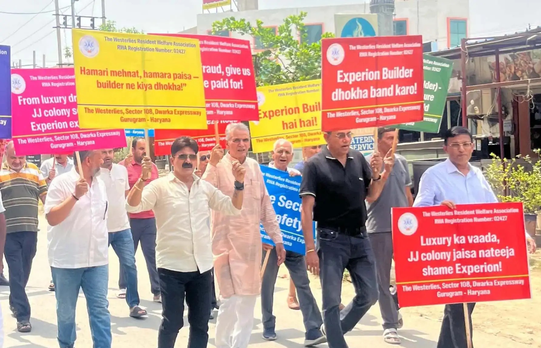 Gurugram: सेक्टर-108 में एक्सपीरियन बिल्डर के खिलाफ लोगों का प्रदर्शन, सुविधाओं को लेकर नाराजगी