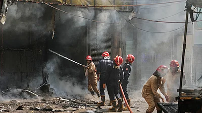 New Delhi: मालवीय नगर अग्निकांड में मृतकों की संख्या बढ़ी, एक और व्यक्ति ने तोड़ा दम