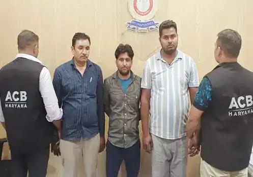Faridabad: फरीदाबाद में 8 हजार की रिश्वत लेते रंगे हाथ पकड़े गए बिजली विभाग के कर्मचारी