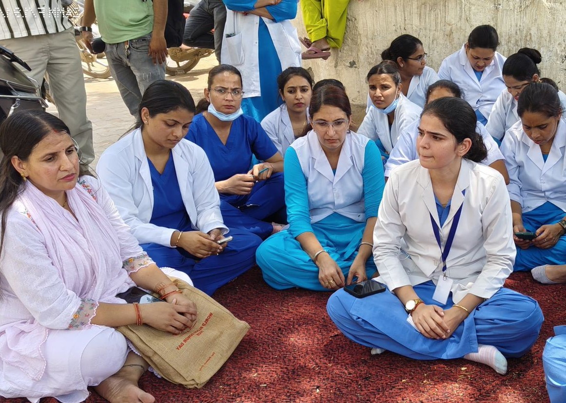 Faridabad: सरकारी अस्पताल की नर्सों ने किया विरोध प्रदर्शन, रेणु भाटिया के बयान पर बवाल