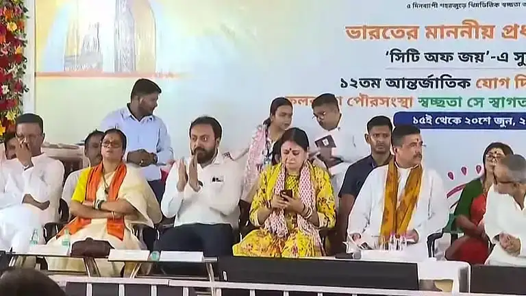 Kolkata: शुभेंदु अधिकारी के मंच पर फिरहाद हकीम और ममता बनर्जी की भाभी की मौजूदगी से उठे सवाल