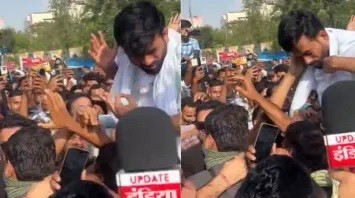 जयपुर प्रोटेस्ट के दौरान कॉकरोच जनता पार्टी के फाउंडर अभिजीत दिपके को मारा थप्पड़