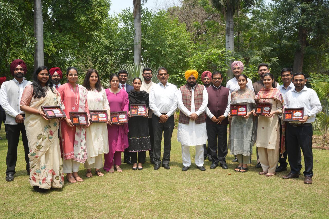 Chandigarh: मान सरकार ने UPSC सफल उम्मीदवारों को किया सम्मानित, आम परिवारों के बच्चों की सफलता की सराहना