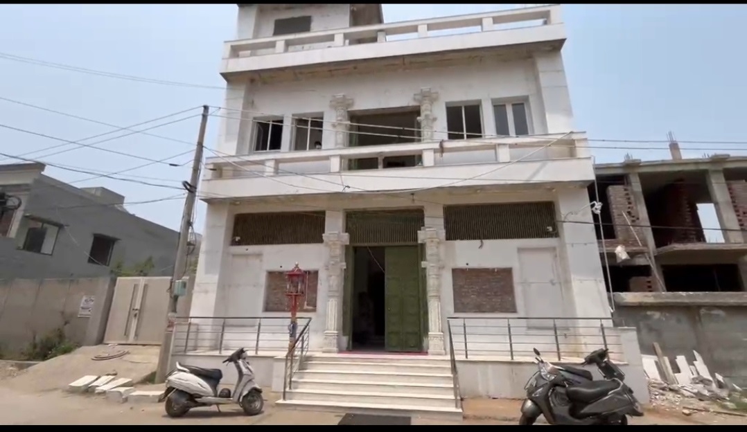 मंदिर में घुसकर लाखों के गहने चुरा ले गए चोर, फंसने के डर से डीवीआर भी चुराया