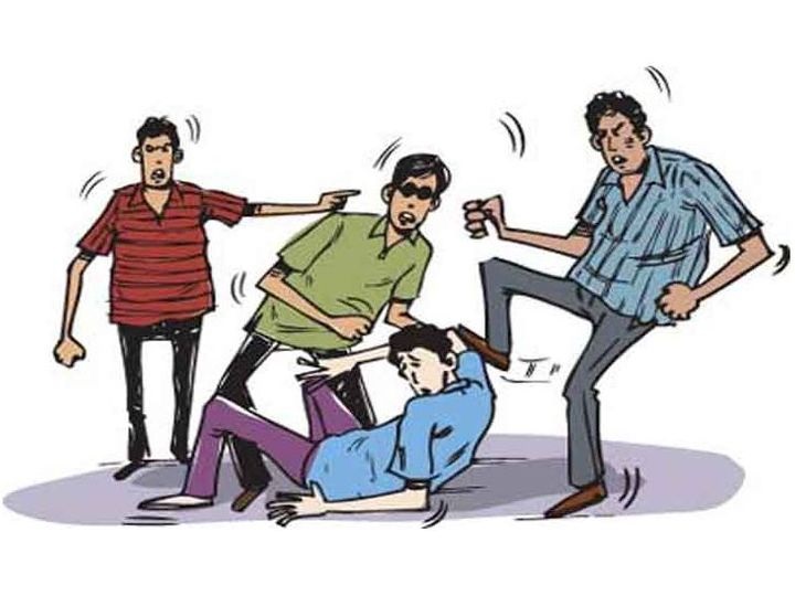 वांटेड आरोपी को छुड़वाने आई पुलिस पर हमला, पति-पत्नी समेत 15 के खिलाफ केस दर्ज