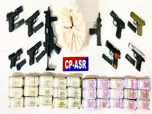अंतरराष्ट्रीय हथियार नेटवर्क बेनकाब, अफगान नागरिक समेत 7 अरेस्ट, 2 सब मशीन गन और 30.38 लाख हवाला राशि मिली