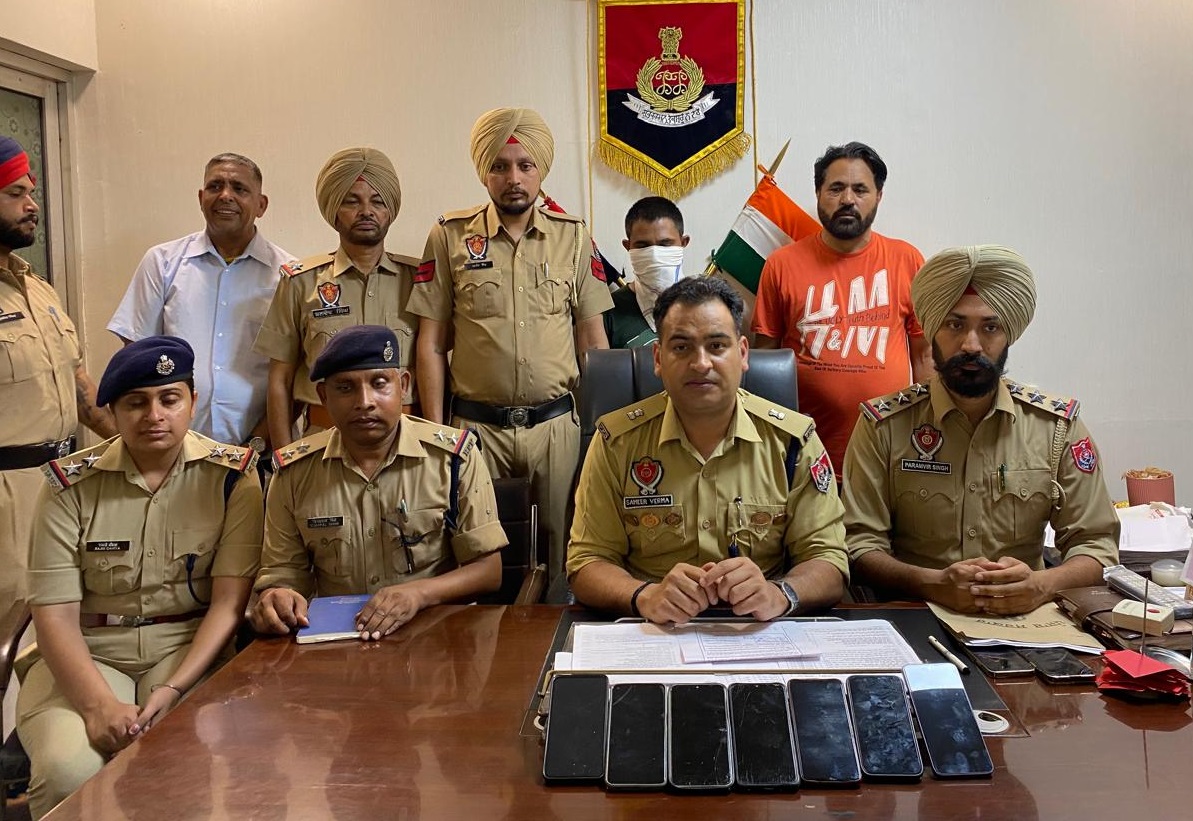 रेलवे स्टेशन और लाइनों पर मोबाइल चोरी करने वाला चोर गिरफ्तार, 7 मोबाइल बरामद