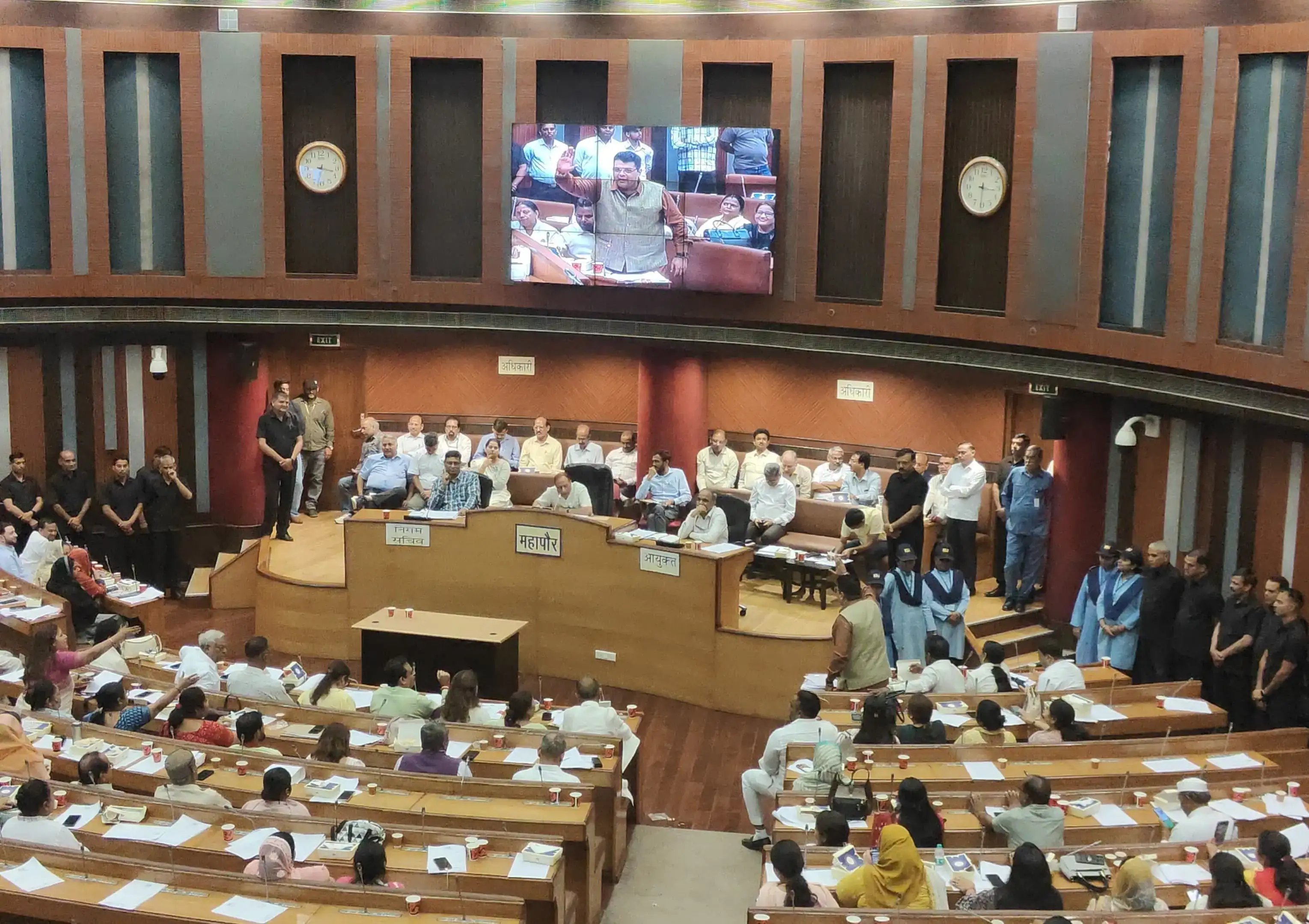 New Delhi: दिल्ली नगर निगम की बैठक में AAP पार्षदों का विरोध प्रदर्शन, सरकार पर जवाबदेही से भागने का आरोप