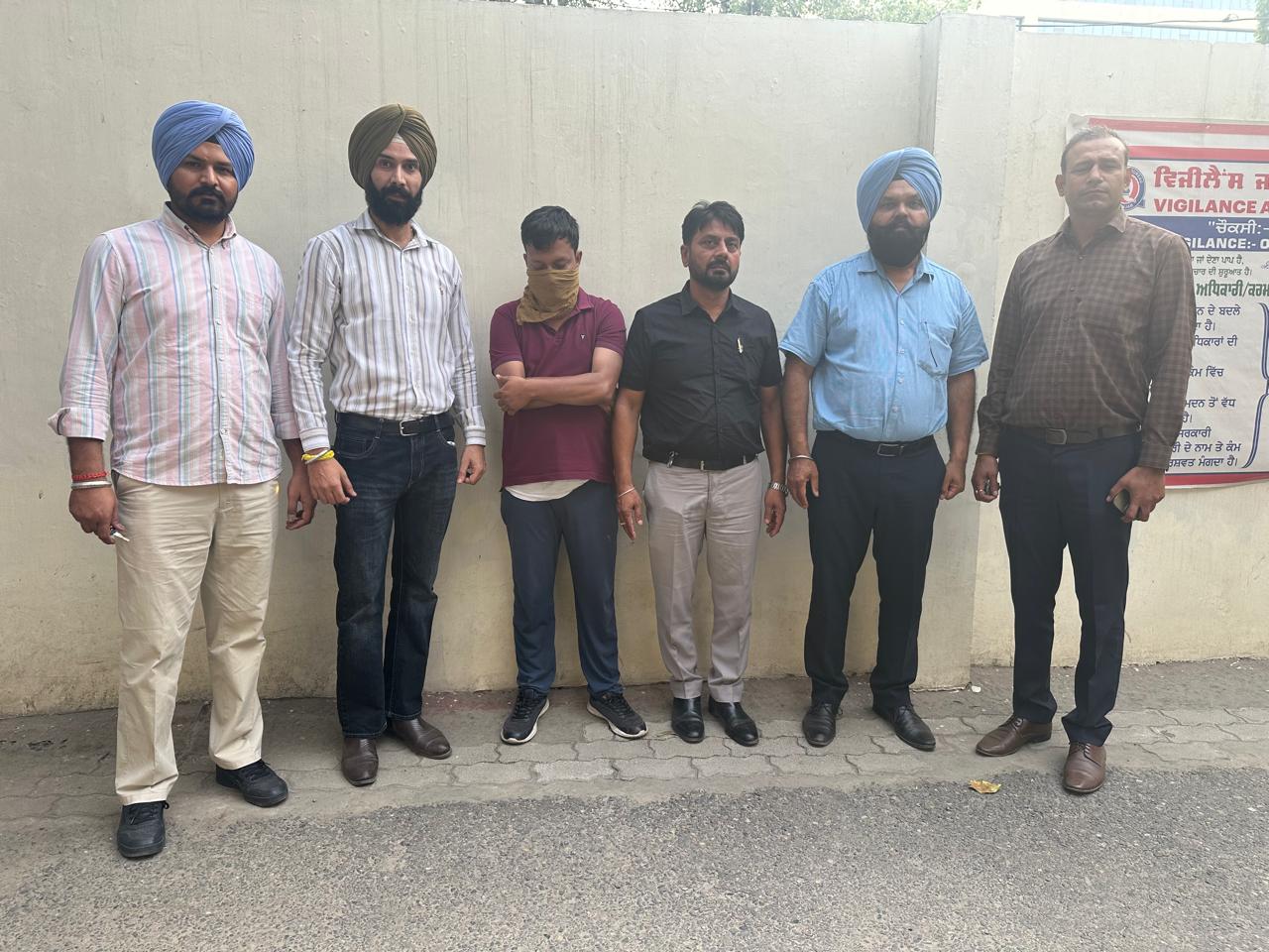 Chandigarh: पंजाब विजिलेंस की बड़ी कार्रवाई, सहायक रजिस्ट्रार निखिल गर्ग एक लाख रुपये की रिश्वत लेते गिरफ्तार