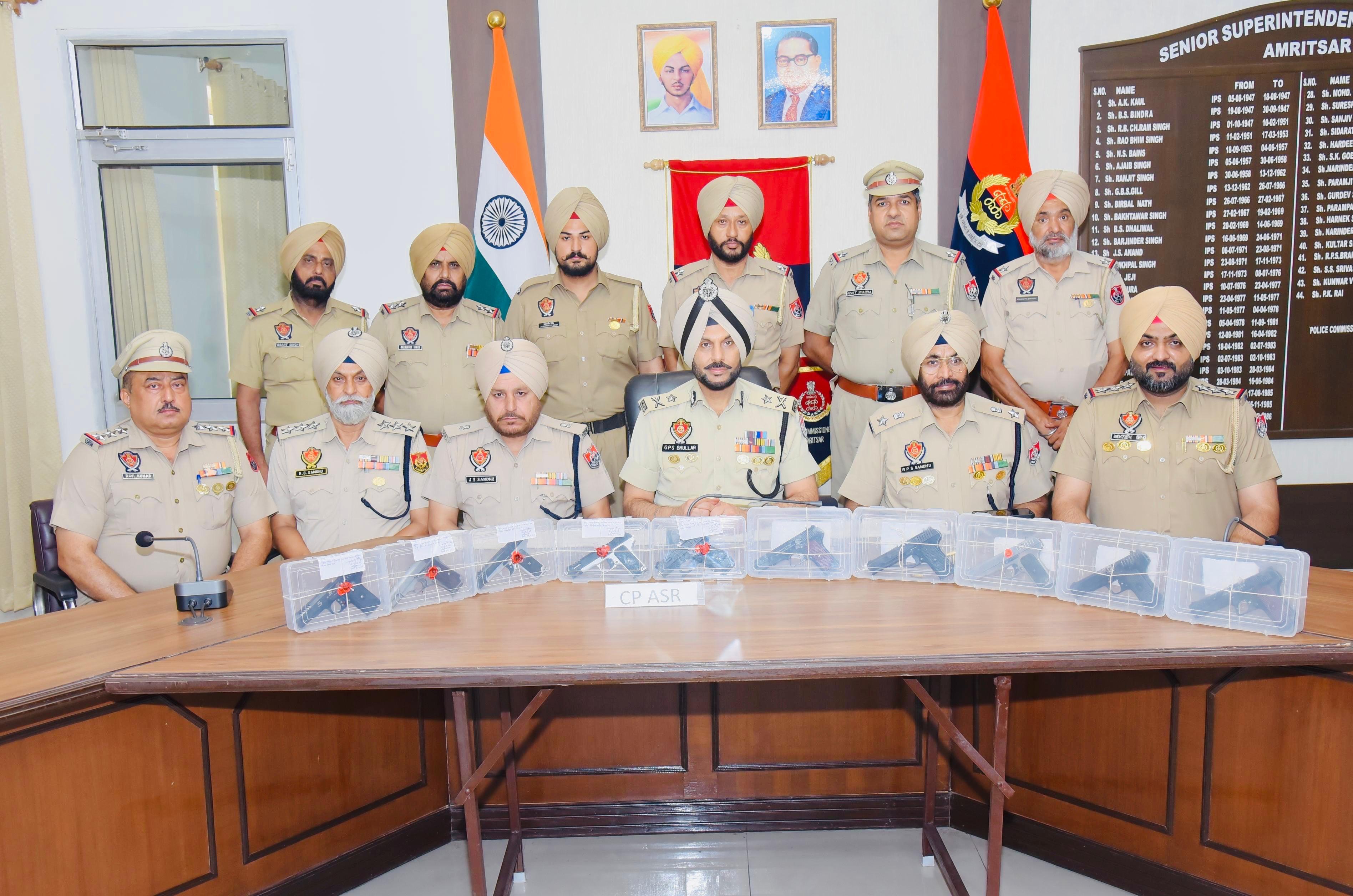 Amritsar: अमृतसर पुलिस का बड़ा खुलासा, अंतरराष्ट्रीय हथियार तस्करी गिरोह के 4 सदस्य 10 पिस्तौलों सहित गिरफ्तार
