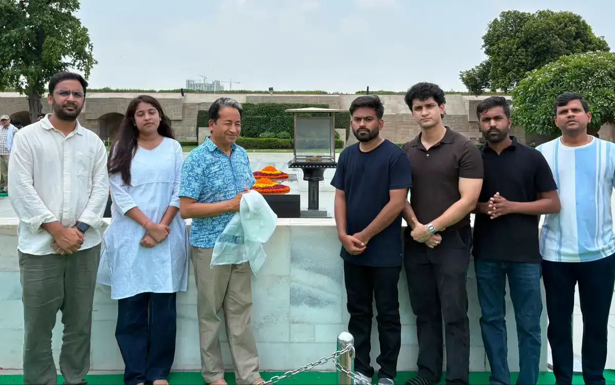 New Delhi: सोनम वांगचुक का जंतर-मंतर पर अनशन, अनशन से पहले बापू को दी श्रद्धांजलि