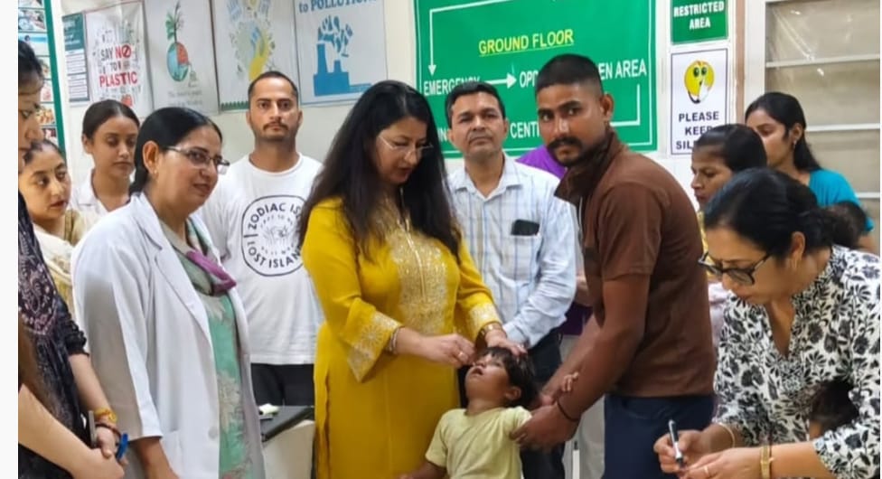 Hoshiarpur: इंटेंसिफाइड पल्स पोलियो अभियान के पहले दिन होशियारपुर में 89,840 बच्चों को पिलाई गई पोलियो रोधी दवा