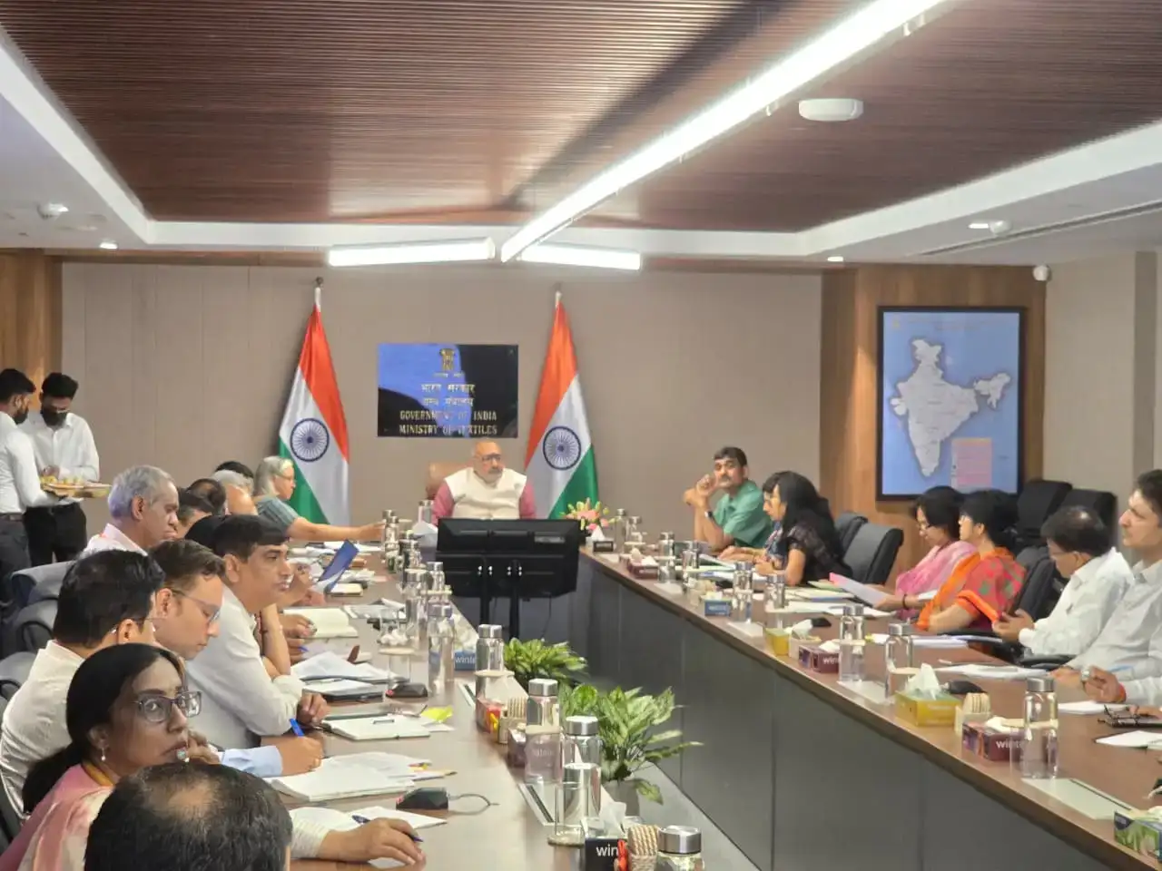 New Delhi: कपड़ा क्षेत्र की योजनाओं की समीक्षा, बुनकरों-कारीगरों के सशक्तीकरण पर जोर