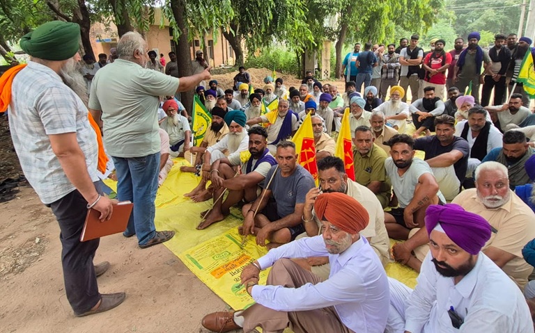 Hoshiarpur: बिजली के लंबे लंबे कटों के विरोध में किसानों ने बिजली दफ्तर गढ़शंकर के परिसर में विशाल रोष धरना दिया