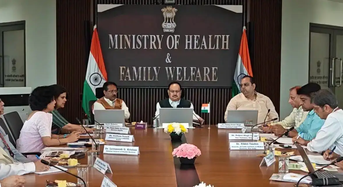 New Delhi: टीबी मुक्त भारत अभियान और डेंगू रोकथाम की तैयारियों पर जेपी नड्डा की समीक्षा बैठक