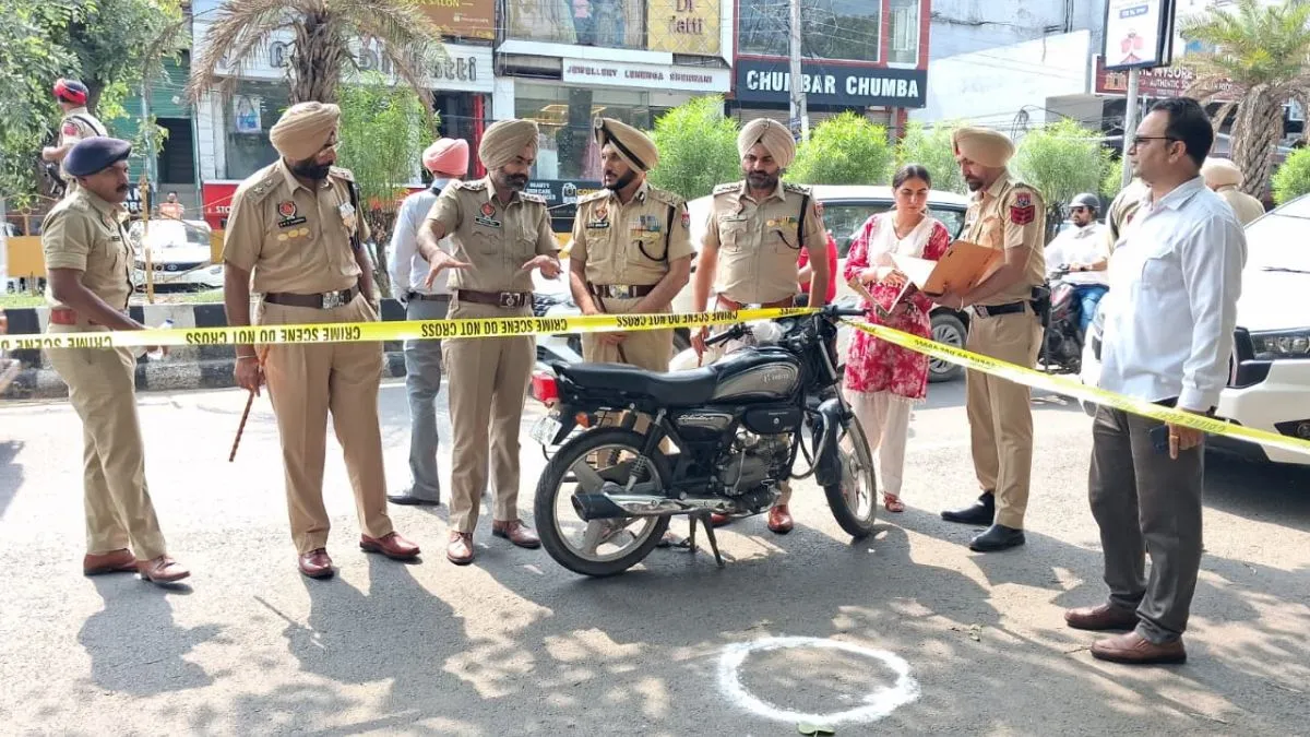 Amritsar: अमृतसर में दुकान पर चली गोलियों का मामला सुलझा, दो गिरफ्तार