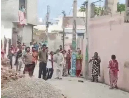 मुखबिरी के शक में दो पक्ष आपस में भिड़े, ईंट-पत्थर बरसाए, 27 लोगों पर मामला हुआ दर्ज