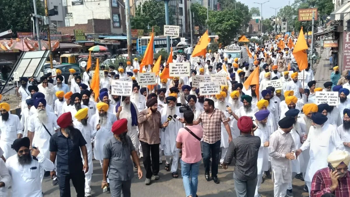 Amritsar: 'सतलुज' फिल्म पर प्रतिबंध के विरोध में एसजीपीसी का रोष मार्च, राष्ट्रपति के नाम सौंपा ज्ञापन