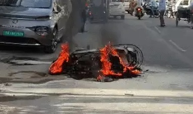 एक्टिवा और बाइक में हुई जोरदार टक्कर, लगी भयानक आग