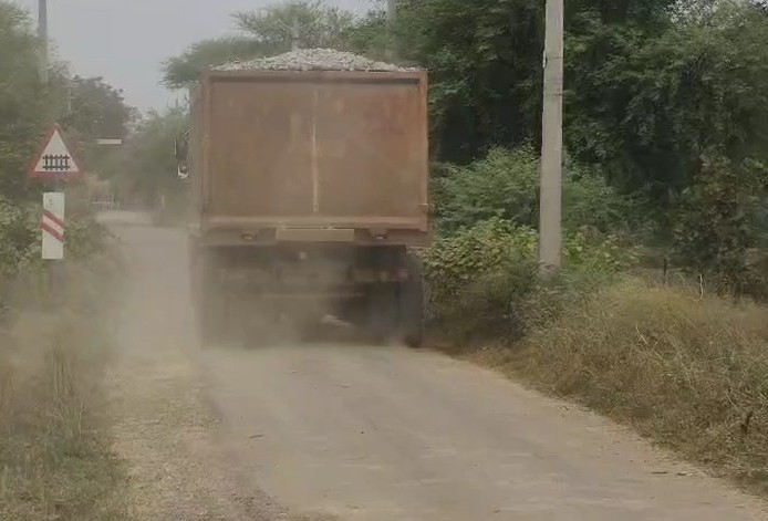 Hoshiarpur: ओवरलोड वाहनों पर पंचायत का सख्त फैसला, स्कूल समय में ट्रालियों की एंट्री पूरी तरह बंद