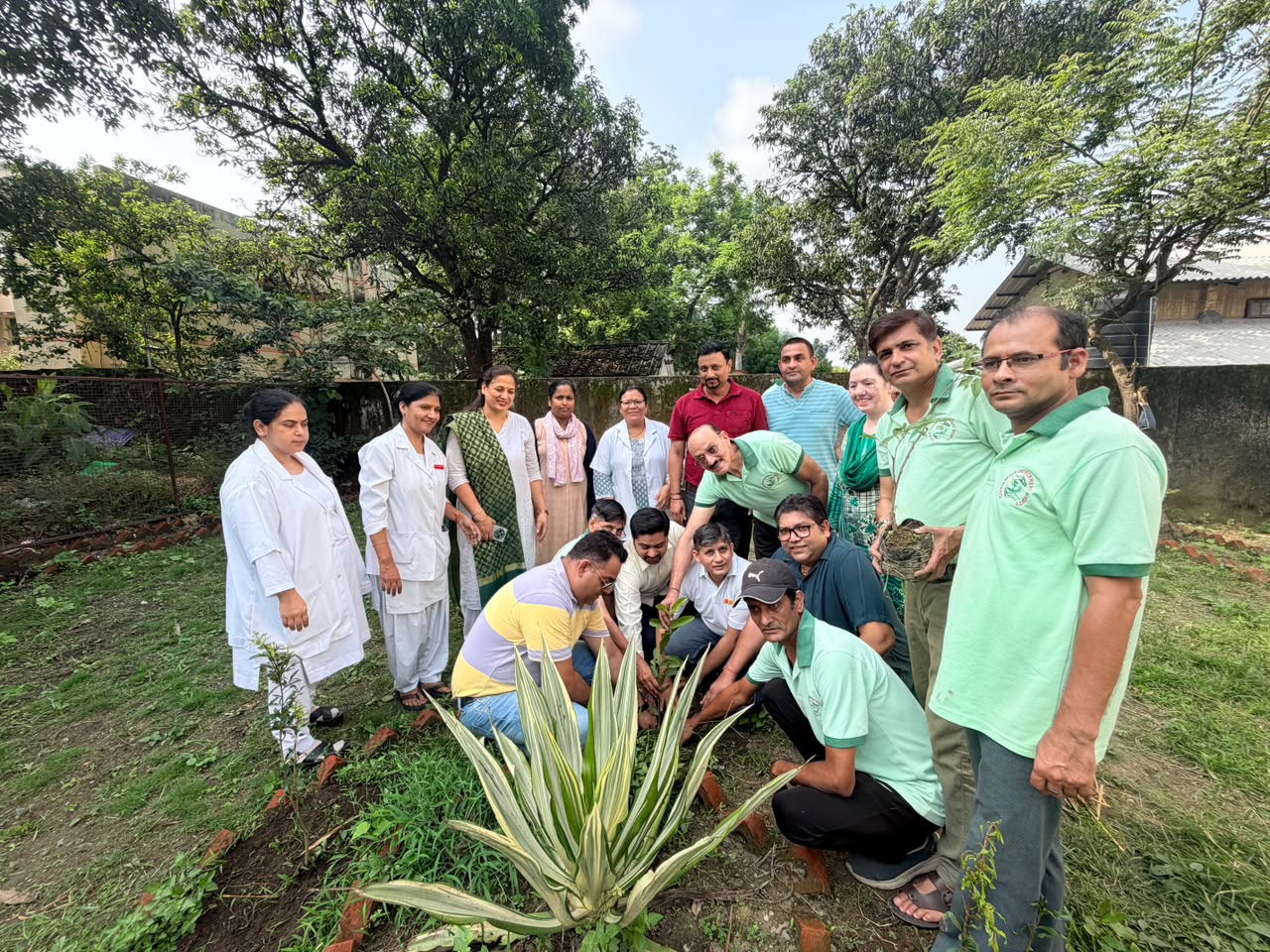 Dehradun: हरेला पर्व पर सरकारी अस्पताल में फलदार पौधों का रोपण, 3,000 पौधे लगाने का लक्ष्य
