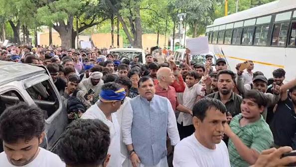 New Delhi: छात्र आंदोलन पर सियासत तेज, आप ने कहा- दमन से नहीं थमेगा विरोध, सरकार करे संवाद