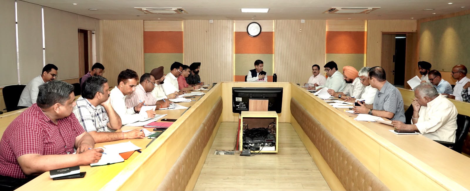 Chandigarh: मैराथन समीक्षा बैठक में मेयर सौरभ जोशी सख्त, लंबित विकास कार्यों के लिए तय की समयसीमा