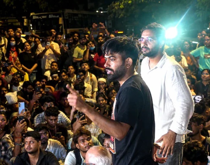 संसद तक पहुंचने पर सरकार को दिखाई दिए कॉकरोच
