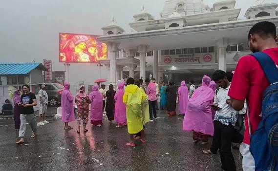 Jammu: बारिश बनी यात्रा में बाधा, अमरनाथ-वैष्णो देवी समेत धार्मिक यात्राओं पर ब्रेक जारी