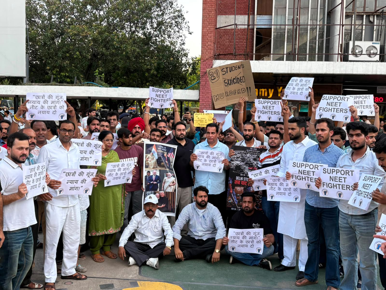 Chandigarh: छात्रों के समर्थन में उतरी कांग्रेस, पेपर लीक और पुलिस कार्रवाई के विरोध में जंतर-मंतर प्रकरण पर कैंडल मार्च