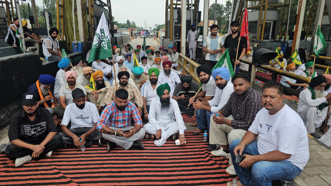 Lalru: किसानों ने खोला मोर्चा, ई-20 पेट्रोल और भारत-अमेरिका ट्रेड डील के खिलाफ दप्पड़ टोल पर प्रदर्शन