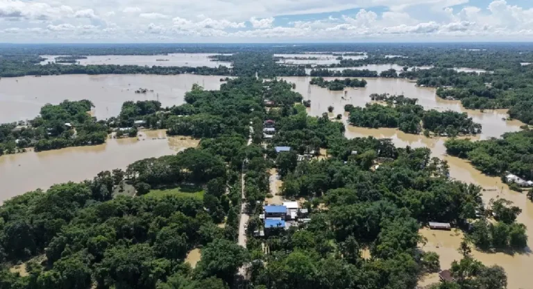 Assam: असम में बाढ़ से हालात भयावह, मृतकों का आंकड़ा 61 पहुंचा; लाखों लोग बेघर, नदियां उफान पर