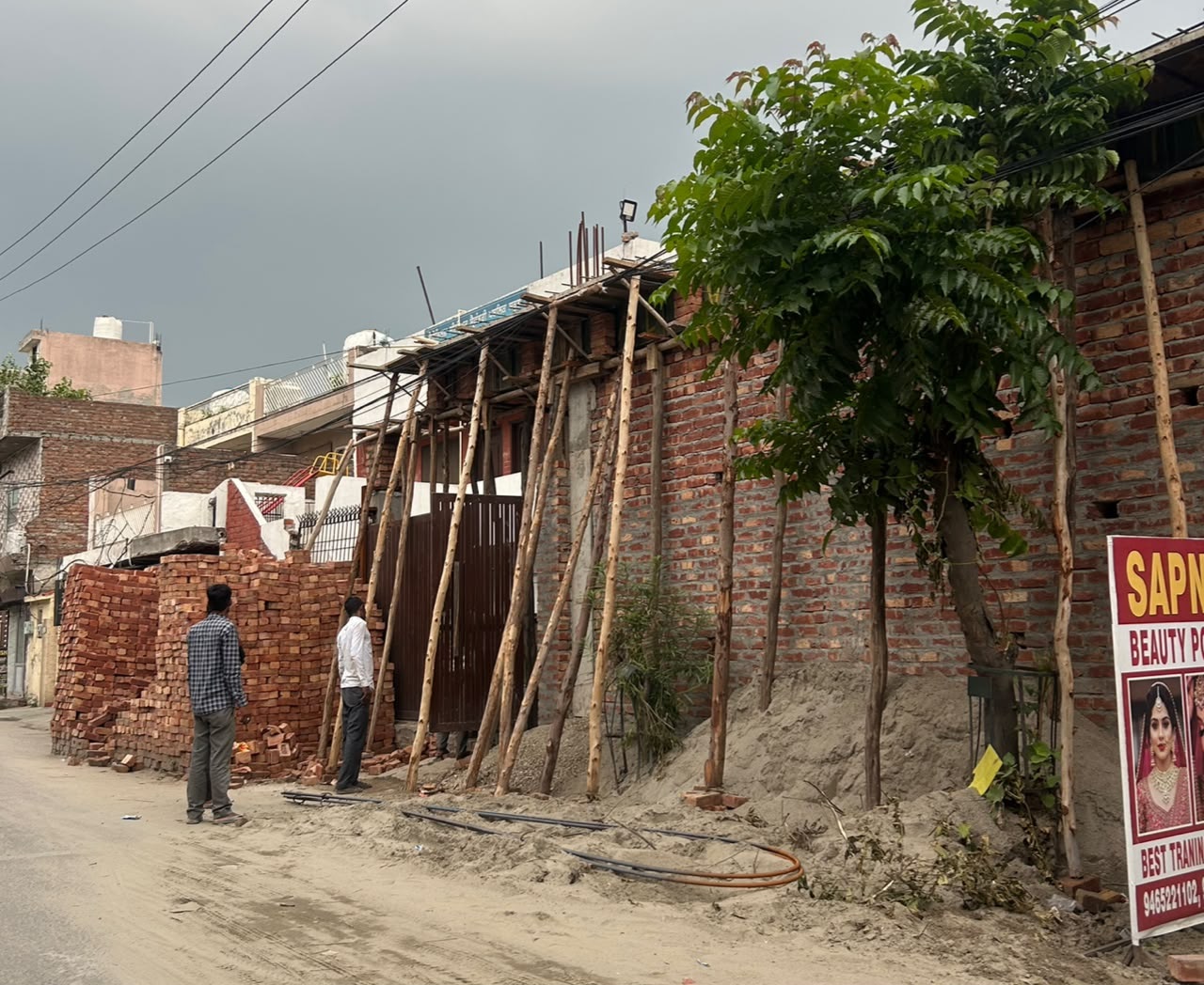 रिहायशी इलाके में धड़ल्ले से कमर्शियल निर्माण जारी, नगर निगम के अधिकारी मौन, जनता ने शुरु किया विरोध