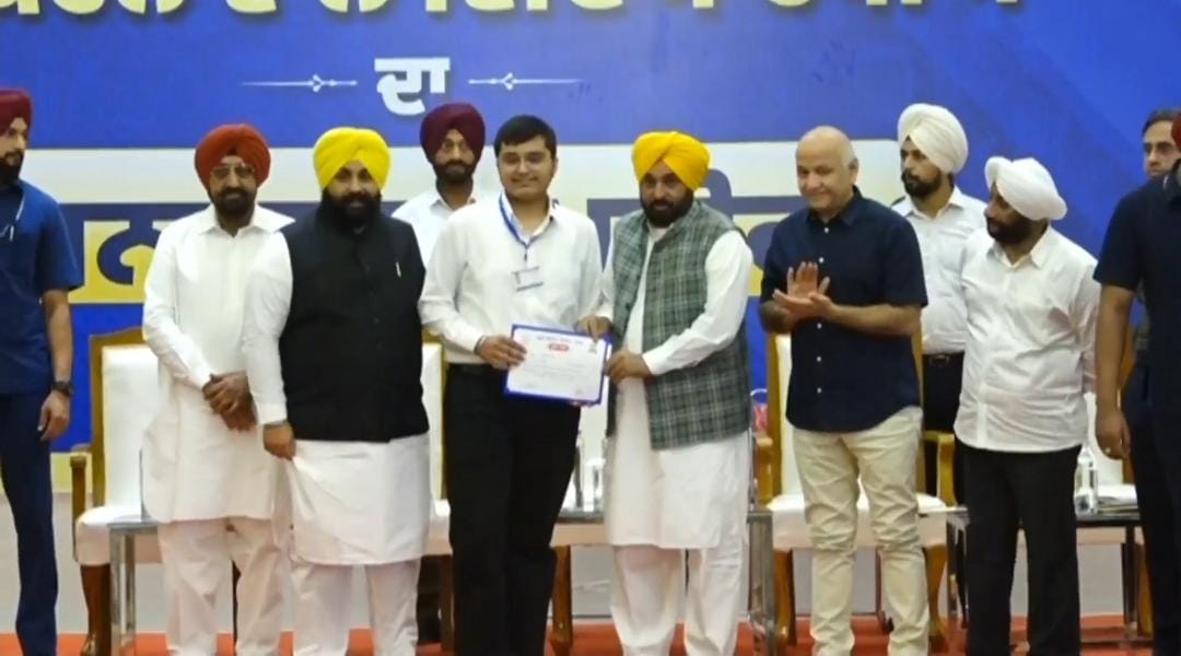 Zirakpur: नीट में सरकारी स्कूलों का रिकॉर्ड प्रदर्शन, जीरकपुर में 882 मेधावी विद्यार्थियों का हुआ सम्मान