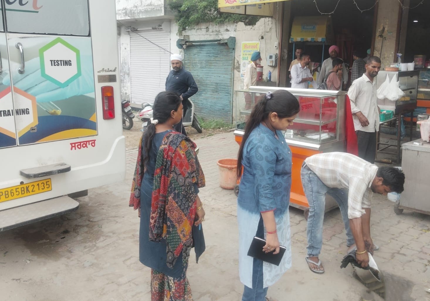 Ludhiana: खाने की गुणवत्ता पर प्रशासन सख्त, मोबाइल लैब से हुई जांच; वेंडरों को दिए स्वच्छता के निर्देश