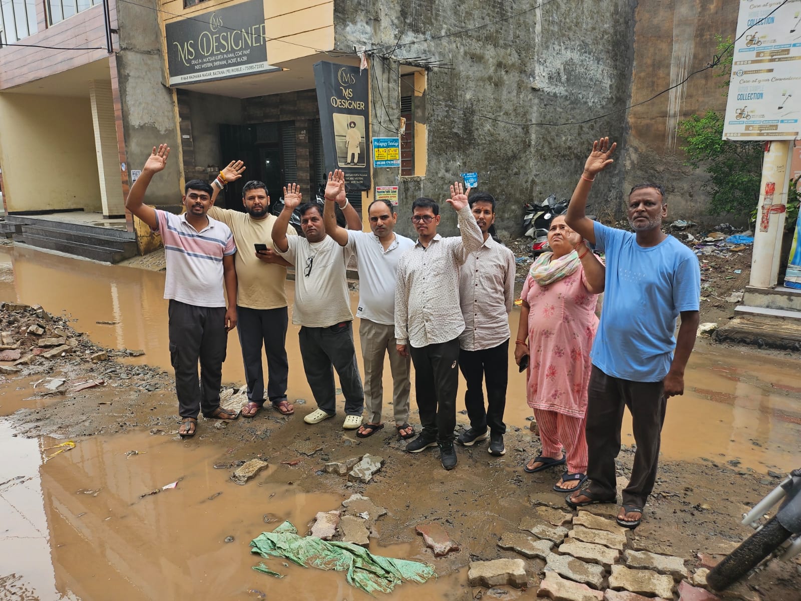 Zirakpur: कीचड़, गड्ढे और सीवरेज के पानी से त्रस्त वधावा नगर, लोगों ने सीढ़ी लगाकर जताया अनोखा विरोध
