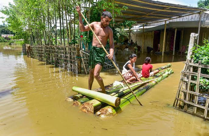Guwahati: बाढ़ के बाद असम में गाद बनी नई चुनौती, 3.32 लाख लोग प्रभावित; 81 राहत शिविरों में हजारों ने ली शरण