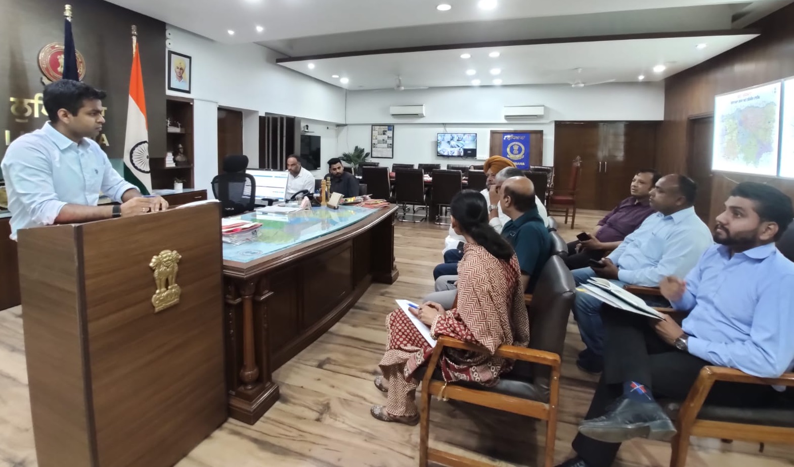 पराली के उपयोग को बढ़ावा देने के लिए कारोबारियों और भट्ठा संचालकों के साथ डीसी ने की बैठक