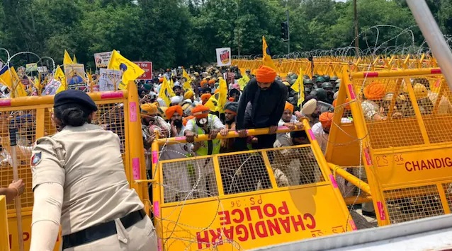 वारिस पंजाब दे का विरोध प्रदर्शन: अमृतपाल जेल में, चंडीगढ़ बैरिकेड्स में